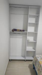 un armario blanco con estanterías vacías en una habitación en Apartamento turístico portal del prado en Santa Rosa de Cabal