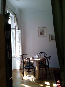 einen Tisch und Stühle in einem Zimmer mit Fenster in der Unterkunft Wohnung in Hernals mit Garten - b48752 in Wien