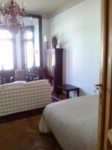 een slaapkamer met een bed en een bank erin bij Wohnung in Hernals mit Garten - b48752 in Wenen