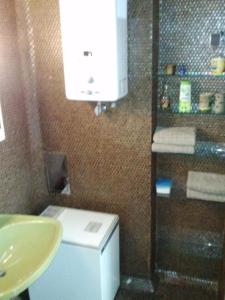 een badkamer met een wastafel, een douche en een wastafel bij Wohnung in Hernals mit Garten - b48752 in Wenen