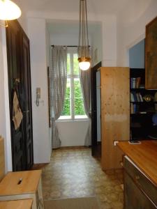 eine Küche mit einem großen Fenster und einem Tisch in der Unterkunft Wohnung in Hernals mit Garten - b48752 in Wien