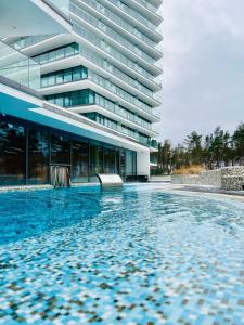 Πισίνα στο ή κοντά στο WAVE APARTMENT TYBALLTIC 7th Floor with two bedrooms and sea view!