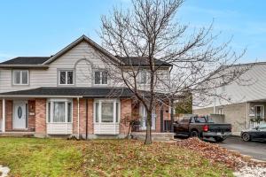 een huis met een vrachtwagen er voor geparkeerd bij Maison et détente à Gatineau in Gatineau