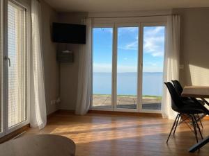 uma sala de estar com vista para o oceano em Ferienwohnung Seehof - b48779 em Rorschacherberg