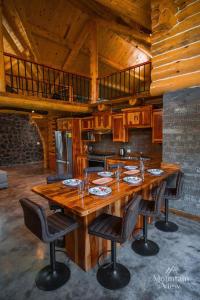 einen großen Holztisch mit Stühlen und eine Küche in der Unterkunft Mountain View Resort in Bajío Las Palmas