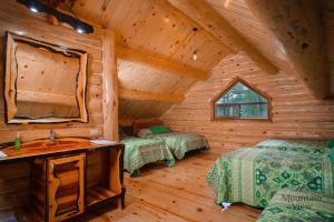 - une chambre avec 2 lits dans une cabane en rondins dans l'établissement Mountain View Resort, à Bajío Las Palmas