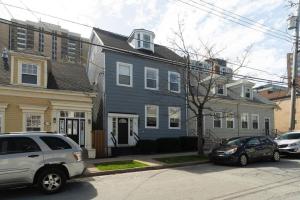 ein blaues Haus mit zwei Autos davor geparkt in der Unterkunft Quaint Suite #1 in Historic Area in Halifax