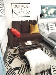 uma sala de estar com um sofá e um tapete em Appartement d'une chambre avec jardin amenage et wifi a Corbeil Essonnes em Corbeil-Essonnes
