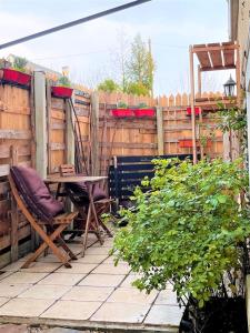 um pátio com uma mesa, cadeiras e uma cerca em Appartement d'une chambre avec jardin amenage et wifi a Corbeil Essonnes em Corbeil-Essonnes