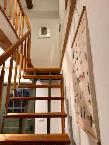 un conjunto de escaleras en una casa con una pintura en Schmuckstück in der Griese Gegend 