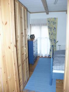 um quarto com uma cama, uma cómoda e uma janela em Schmuckstück in der Griese Gegend 