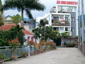 GiaBinh Homestay في كاو بانغ: مبنى به نباتات الفخار على جانب الشارع