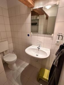 uma casa de banho com um lavatório e um WC em Schmuckstück in der Griese Gegend 