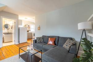 Η κουζίνα ή μικρή κουζίνα στο Sunny Loft #4, Historic Home