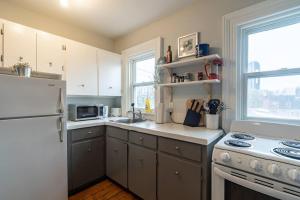 Η κουζίνα ή μικρή κουζίνα στο Sunny Loft #4, Historic Home