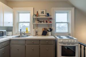 Η κουζίνα ή μικρή κουζίνα στο Sunny Loft #4, Historic Home