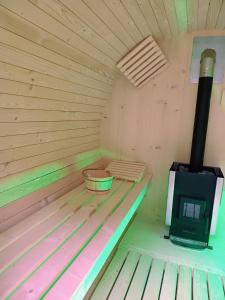une chambre avec un poêle dans un sauna en bois dans l'établissement Pensiunea Lory, à Piatra Neamţ