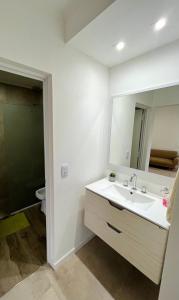 La salle de bains est pourvue d'un lavabo et d'un miroir. dans l'établissement TERRA - Departamento 1, à Esperanza