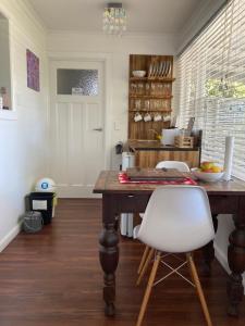 Η κουζίνα ή μικρή κουζίνα στο Gisborne Dream Suite