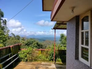 Casa con balcón con vistas a las montañas en Mountain view pinak stay, en Madikeri