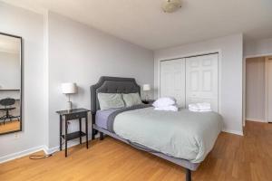 1 dormitorio con cama y mesa con espejo en Bright DT Apt #7A, Amazing View en Halifax