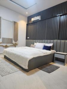 a bedroom with a large bed and a wall at Wonder court 2 lekki phase1 in Lekki