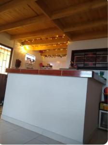 um bar numa cozinha com um balcão branco em Chalet Laguna Sagrada de Fuquene em Fúquene