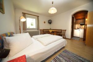 Postel nebo postele na pokoji v ubytování Gästehaus Lienharterhof