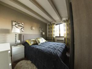 ein Schlafzimmer mit einem Bett und einer Kassettendecke in der Unterkunft Maison moderne et traditionnelle à 300m de la plage, avec jardin, barbecue et parking privé - FR-1-413-234 in Capbreton