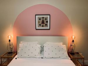 מיטה או מיטות בחדר ב-Tasteful Apt #108, Shared Rooftop Area