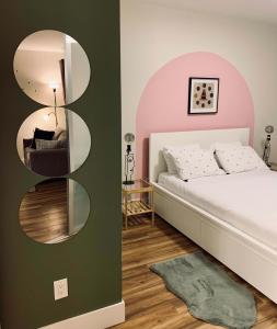 Schlafzimmer mit einem Bett und einem Spiegel in der Unterkunft Tasteful Apt #108, Shared Rooftop Area in Halifax