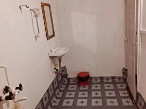 a bathroom with a sink and a toilet at Arya Cottages in Agonda