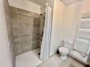 ein weißes Bad mit einer Dusche und einem WC in der Unterkunft Appartement Étel, 2 pièces, 4 personnes - FR-1-479-155 in Étel