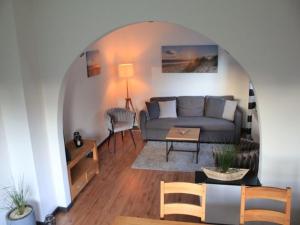 a living room with a couch and a table at Dat lütte Ferienhuus an`t Dannewark in Dannewerk
