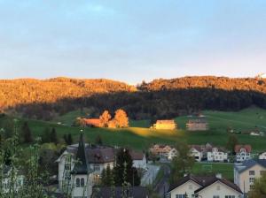 une petite ville dans les montagnes avec des maisons dans l'établissement Kleines, cooles Loft im Appenzellerland - b48859, à Gais