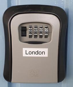 uma torradeira com a palavra london em Moderne Landwohnung London im Thurgau - b48853 