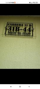 un panneau placé sur le mur d'un bâtiment dans l'établissement Apartamento turístico portal del prado, à Santa Rosa de Cabal