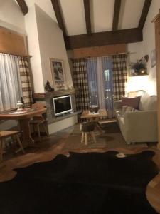 ein Wohnzimmer mit einem Sofa und einem Tisch in der Unterkunft Chesa Trafögl - b48847 in Pontresina
