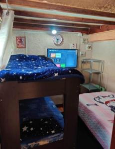 una scrivania con un computer in cima a un letto a castello di Alojamiento chillan a Chillán