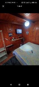 チジャンにあるAlojamiento chillanの木製の壁のベッドルーム1室(ベッド1台付)