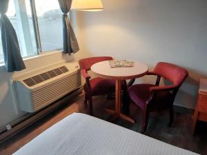 Postel nebo postele na pokoji v ubytování Harbor Inn + 5 fotografií
