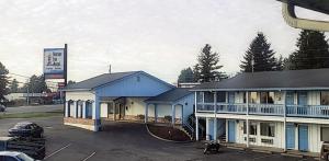 a building with a skateboard in a parking lot at Harbor Inn in Brookings