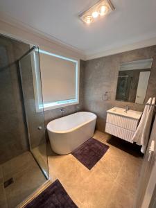 Ένα μπάνιο στο Canberra 3 Bedroom home to remember
