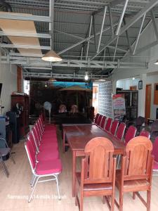 jadalnia ze stołem i krzesłami w obiekcie PONDOK SITI RAWIYAH Guest House w mieście Bukittinggi