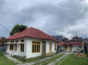 dom z czerwonym dachem w obiekcie PONDOK SITI RAWIYAH Guest House w mieście Bukittinggi