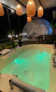 Bazén v ubytování Ocobos Glamping nebo v jeho okolí
