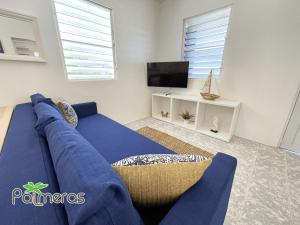 Een TV en/of entertainmentcenter bij Palmeras Beach Apartments - Playa Santa
