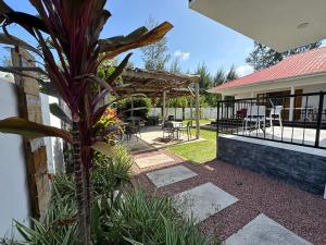 Taman di luar VincVilla