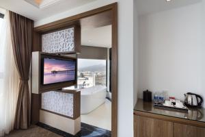 TV a/nebo společenská místnost v ubytování Comodo Nha Trang Hotel