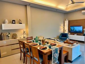 ein Wohnzimmer mit einem Tisch und einem Sofa in der Unterkunft Villa Tara nr Layan Beach in Ban Phru Champa